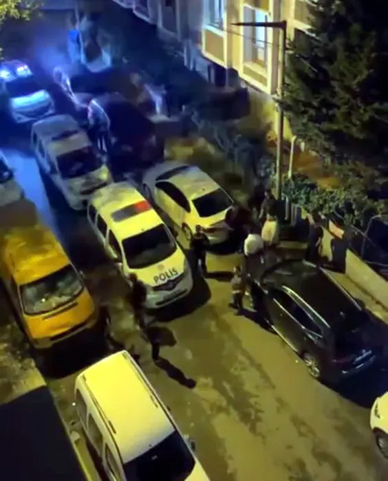 Avcılar’da sokakta kız kardeşine laf attılar: Sinirlenen ağabey yakalayıp tartakladı!