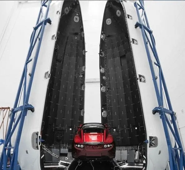 Elon Musk, Mars'a göndereceği Tesla Roadster'ın fotoğraflarını yayınladı