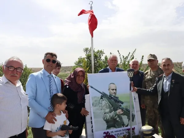 sehit-hakan-ozdemir-sahadetinin-6-yilinda-dualarla-anildi-1746903792929.jpg