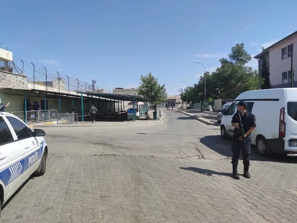sanliurfa-cezaevi-onunde-silahli-saldiri-1-kisi-oldu-1657266209049.jpg