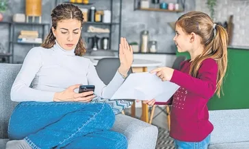 Telefonu önce sen bırak anne