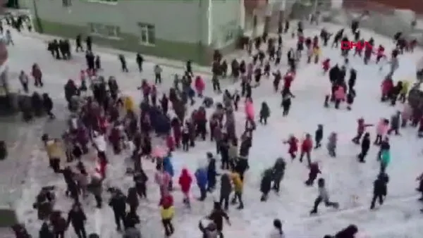 Ankara'da öğrencilerin 'erik dalı' eşliğinde 'kar' eğlencesi kamerada
