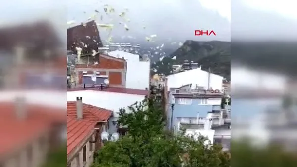 SON DAKİKA: Çanakkale'de fırtınada korku dolu anlar kamerada... 3 katlı evin çatısı uçtu!