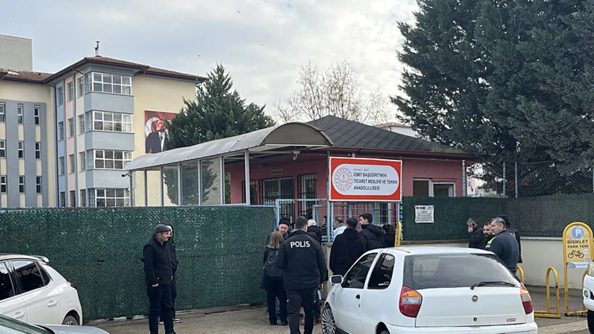 Okul bahçesindeki rehine krizinde baba serbest bırakıldı, şantajcı tutuklandı! Okul bahçesindeki rehine krizinde baba serbest bırakıldı, şantajcı tutuklandı!