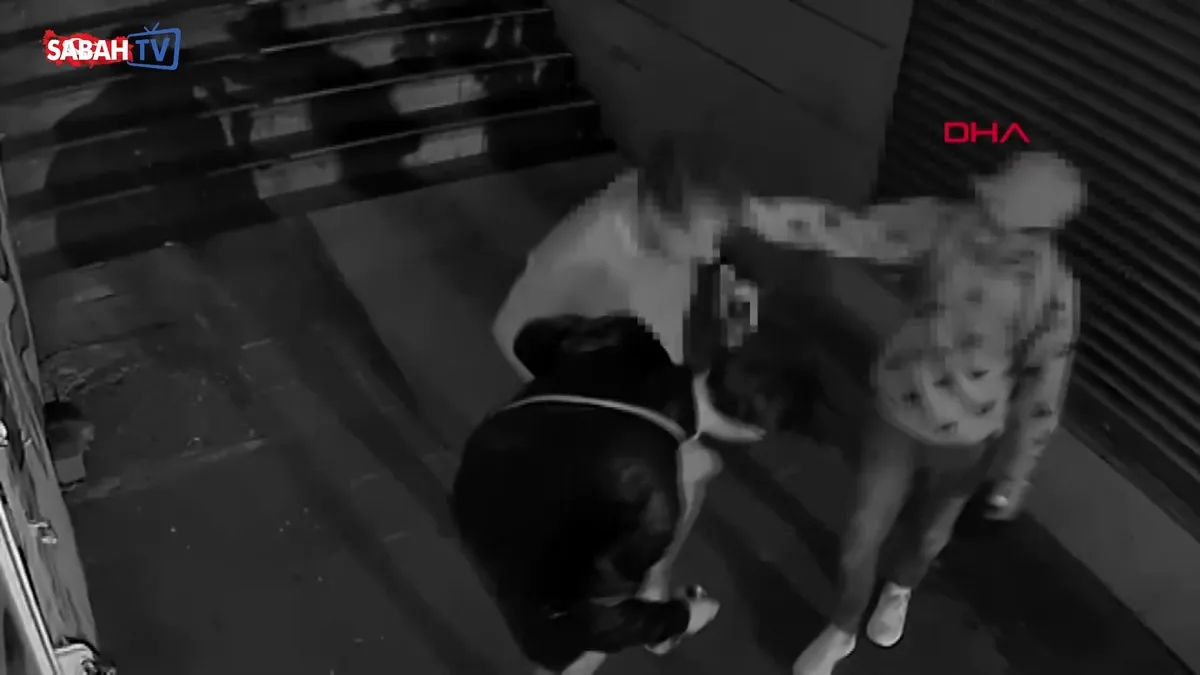 Beyoğlu’nda yankesicilik yöntemiyle telefonu çalıp kaçtı: Tutuklanan şüphelinin hırsızlık anları kamerada videosunu izle Beyoğlu’nda yankesicilik yöntemiyle telefonu çalıp kaçtı: Tutuklanan şüphelinin hırsızlık anları kamerada videosunu izle