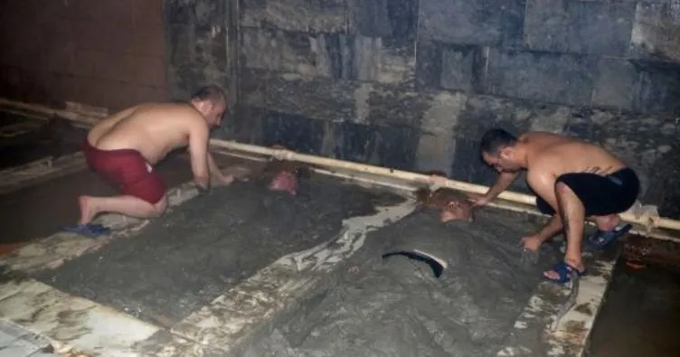 45 derece sıcaklıktaki çamur banyosunda şifa arıyorlar