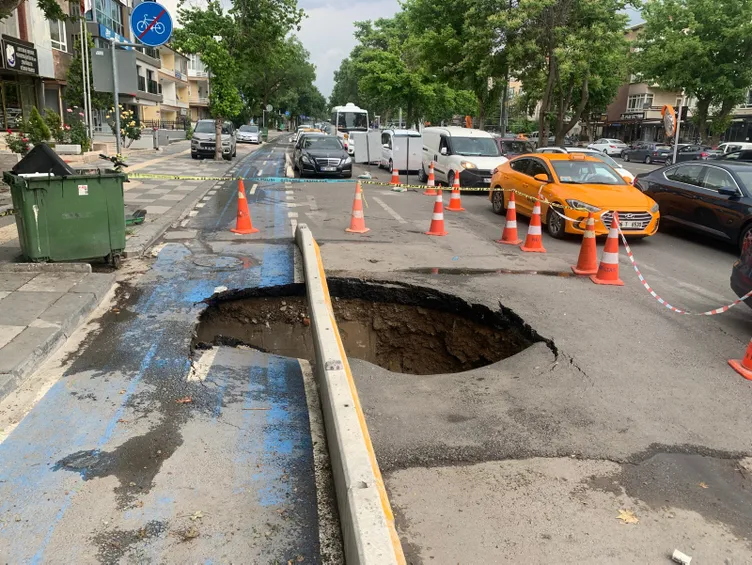Son dakika | Ankara sular altında! Etkili sağanak yerini doluya bıraktı: Sokaklar dereye döndü, araçlar suya gömüldü