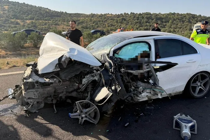 tir-ile-carpisan-otomobilin-surucusu-genc-avukat-hayatini-kaybettitag-otoyolunda-tir-ile-otomobil-carpisti-1-o-1756890705216.jpg