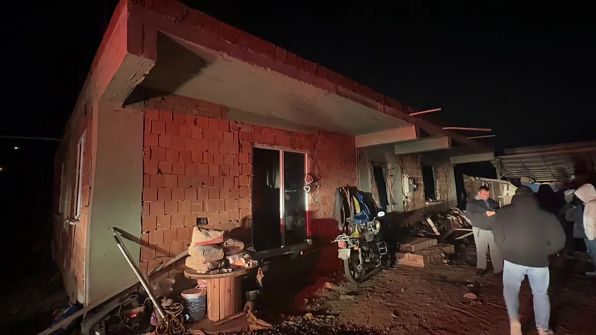 Kaynar suya benzin dökülen evde patlama! 2 kişi yaralandı! Kaynar suya benzin dökülen evde patlama! 2 kişi yaralandı!