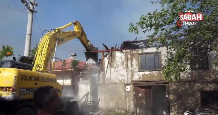 Burdur’da depoda çıkan yangın evlere sıçradı, 2 ev ve 1 depo kullanılamaz hale geldi | Video