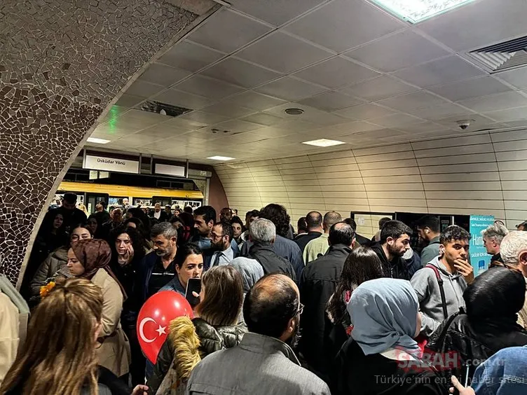 İstanbul’da bitmeyen metro arızası: Vatandaşlar isyan etti! Dikkat çeken ’tabela’ detayı...
