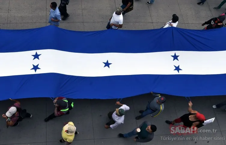 Honduras karıştı! ABD Büyükelçiliğinin kapısını ateşe verdiler