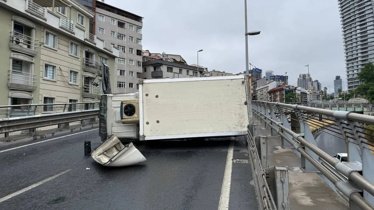 Şişli Bomonti Tüneli çıkışında devrilen kamyonet
