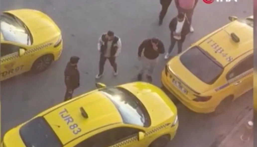 İstanbul'da tepki çeken görüntü! Babası yaşındaki meslektaşına tokat attı