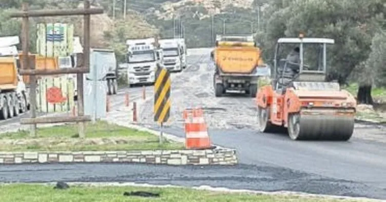 Foça’da yollara sıcak asfalt atılıyor