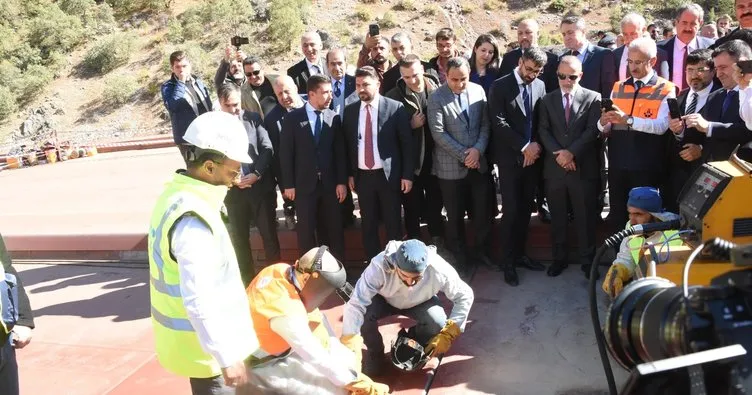 Bitlis Çayı Viyadüğü’ne son kaynağı Ulaştırma ve Altyapı Bakanı Adil Karaismailoğlu yaptı