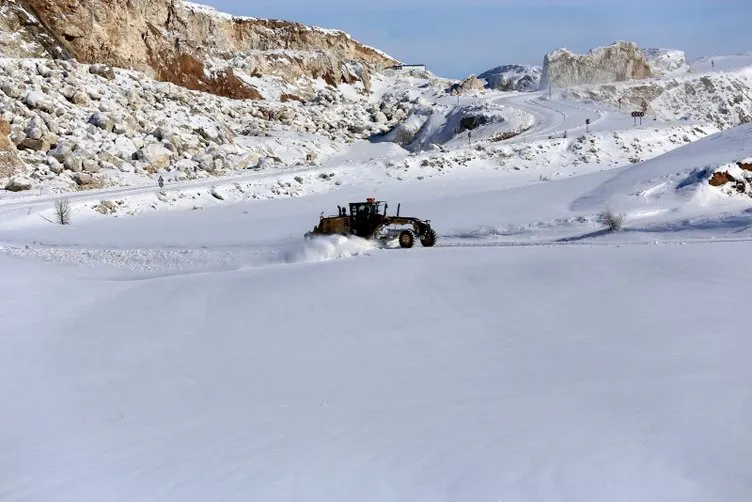 Yolları açmak için 33 yıldır karla mücadele ediyor