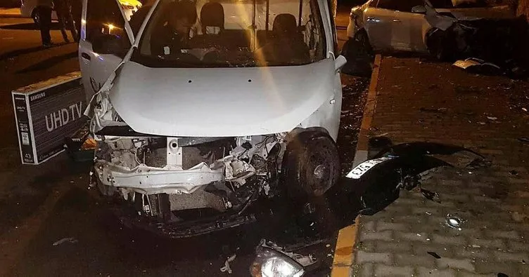 Hafif ticari araçla otomobil çarpıştı: 4 yaralı