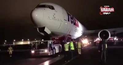 İstanbul Havalimanı’nda gövdesinin üzerine inen uçak bulunduğu yerden kaldırıldı | Video
