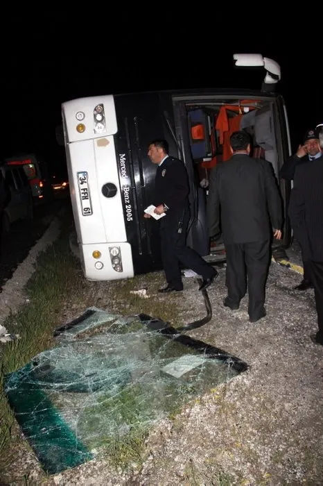BDP’lileri taşıyan otobüs kaza yaptı