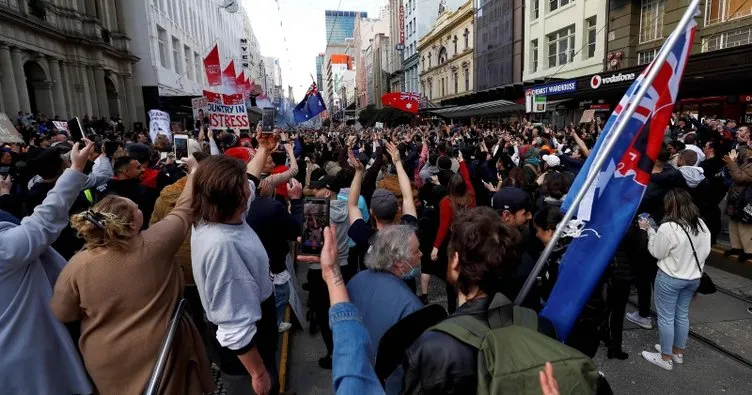 Avustralya’da halk sokağa döküldü! Hükümete tepki yağıyor