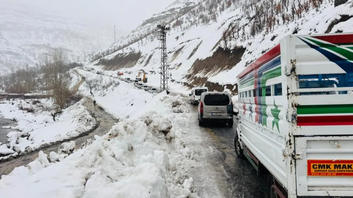 Buzlanma kazayı beraberinde getirdi! İki otomobil çarpıştı: 2 yaralı Buzlanma kazayı beraberinde getirdi! İki otomobil çarpıştı: 2 yaralı