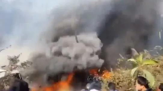 Son dakika: Nepal'de yolcu uçağı düştü: Onlarca ölü var! İşte ilk görüntüler!