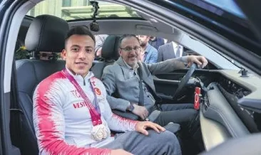 Bakan, şampiyonları Togg’la karşıladı