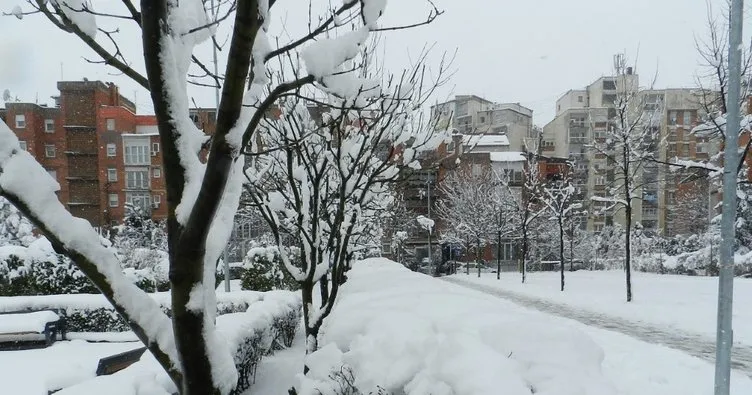 Kosova’da ilkbaharda kar sürprizi