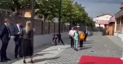 Türk diplomattan duygulandiran hareket: Yerdeki bayrakları topladı | Video