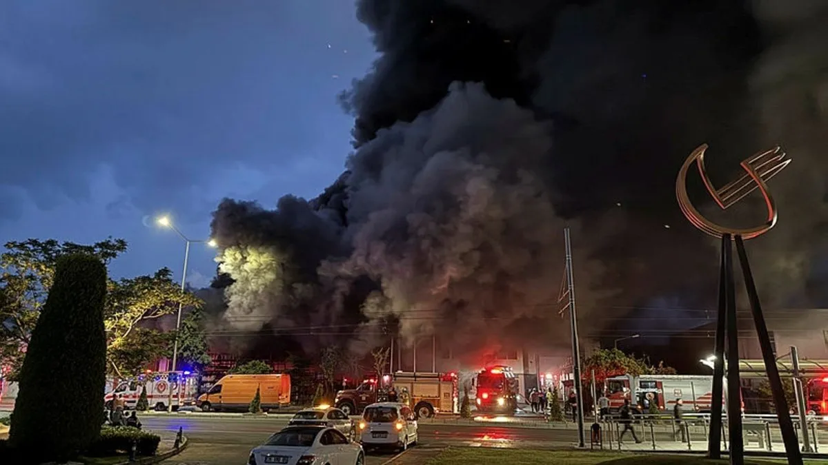 İzmir'de kauçuk fabrikasında yangın Ekipler müdahale ediyor