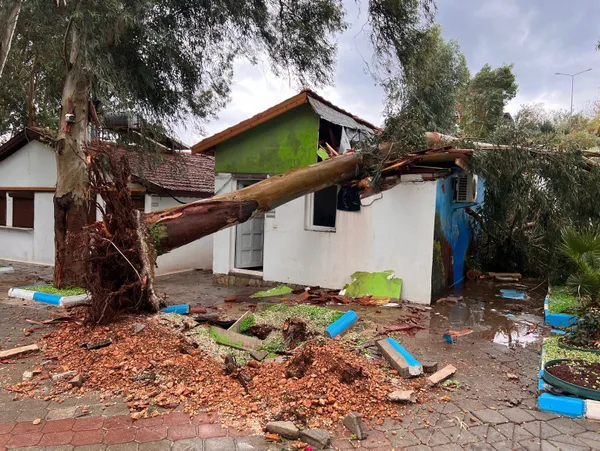 Kaş'ta sel meydana geldi! Caddeler suyla doldu, araçlar trafikte ilerlemekte güçlük çekti - Galeri - Yaşam