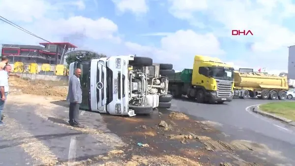 İstanbul Arnavutköy'de hafriyat kamyonu devrildi
