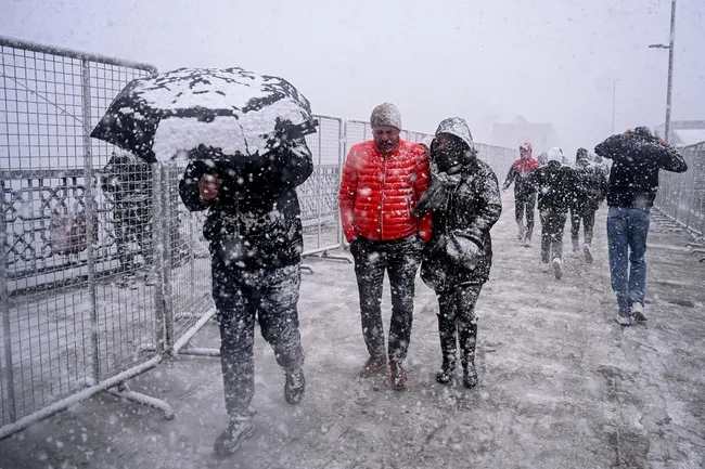 son-dakika-hava-durumu-istanbula-kar-geliyor-meteoroloji-saat-vererek-uyardi-iste-megakentte-karin-baslayacagi-1772000080609.jpg