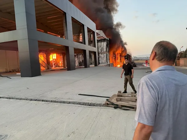 ulusal-marketin-ana-dagitim-deposunda-buyuk-yangin-1783582891029.jpg