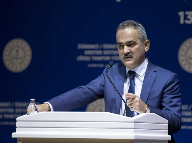bakan-ozer-duyurdu-ogrenciogretmen-destek-sistemi-bugun-hayata-gecirildi-1665663545819.jpg