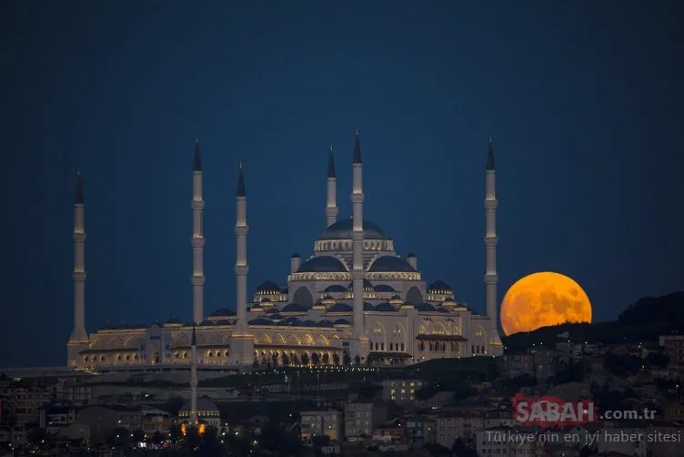 İstanbul’da kartpostallık görüntü! Dolunay geceyi böyle aydınlattı