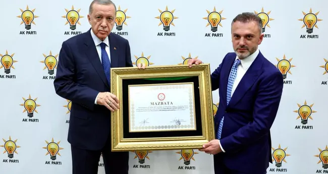 AK Parti Genel Başkanlığına yeniden seçilen Başkan Erdoğan’a mazbatası takdim edildi AK Parti Genel Başkanlığına yeniden seçilen Başkan Erdoğan’a mazbatası takdim edildi