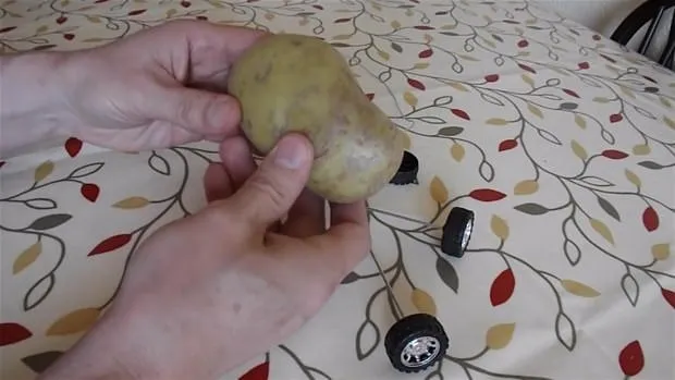 Patatesten oyuncak araba yaptı