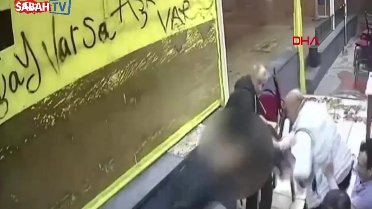 Çay ocağında otururken tabancayla vuruldu! O anlar kamerada | Video videosunu izle Çay ocağında otururken tabancayla vuruldu! O anlar kamerada | Video videosunu izle