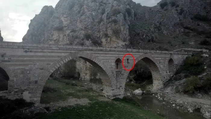 Kemerinde mescit bulunan 7 asırlık köprü görenleri hayrete düşürüyor