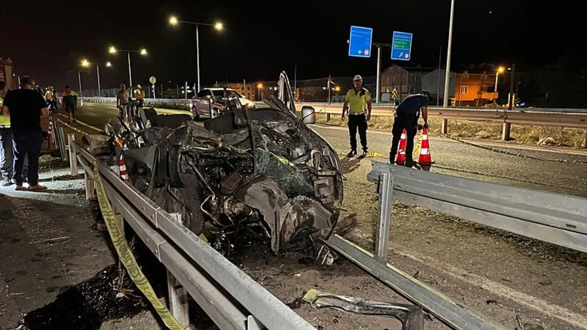 Silivri’de hafif ticari araç bariyere çarptı: 1 ölü, 1 yaralı Silivri’de hafif ticari araç bariyere çarptı: 1 ölü, 1 yaralı
