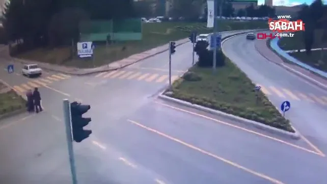 Samsun'da kazada savrulan otomobilin anne ve kızına çarpma anı kamerada | Video