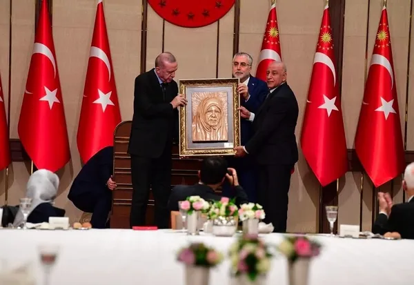 cumhurbaskani-erdogani-duygulandiran-hediye-tenzile-erdoganin-portresini-cumhurbaskanimiza-hediye-etti-1734600416356.jpg