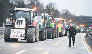 Çiftçiler havaalanı yolunu kapattı