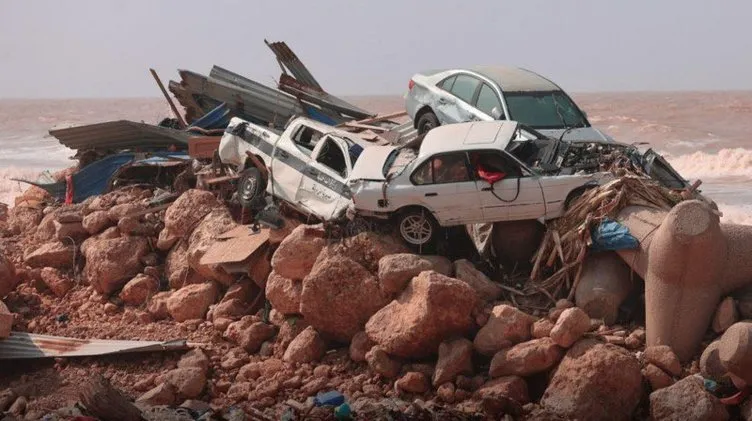 Libya’daki felaketin en korkunç görüntüleri! Sel böyle geldi: Cesetler Akdeniz’e sürükleniyor!