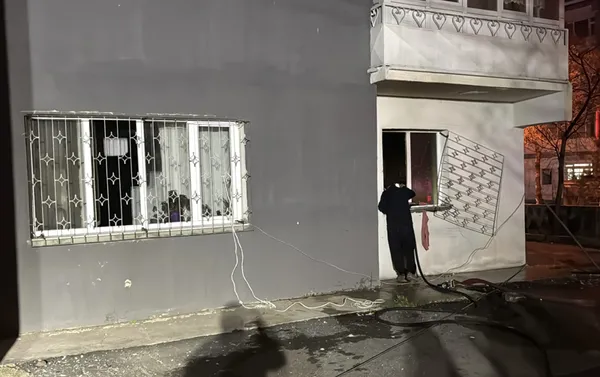 bosanma-asamasindaki-esiyle-tartistigi-esnada-evini-atese-verdi-apartmanda-16-kisi-dumandan-zehirlendi-1745562797914.jpg