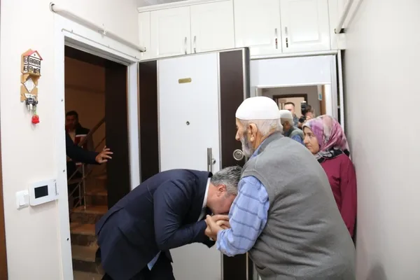 bakan-yardimcisi-tarikdaroglundan-amasyali-sehidin-ailesine-ziyaret-1759237537737.jpg