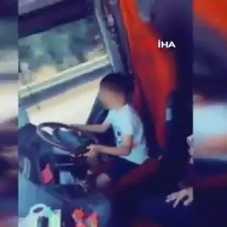 Küçük çocuğun yolcu otobüsünü kullanması pes dedirtti