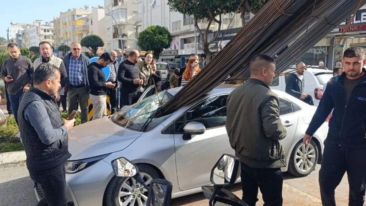 Demir yığını otomobili ok gibi deldi